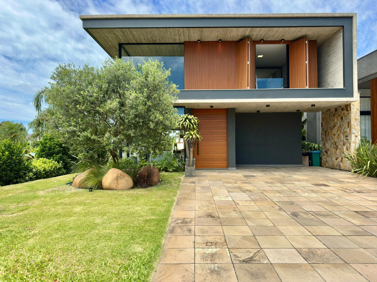 Imagem do imóvel Casa em condomínio 4 dormitórios para aluguel, Xangri-lá em Xangri-lá referência 136731