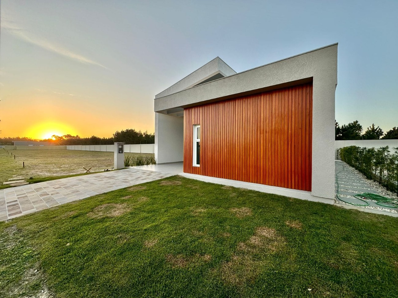 Imagem do imóvel Casa em condomínio 4 dormitórios para aluguel, Curumim em Capão Da Canoa referência 305360