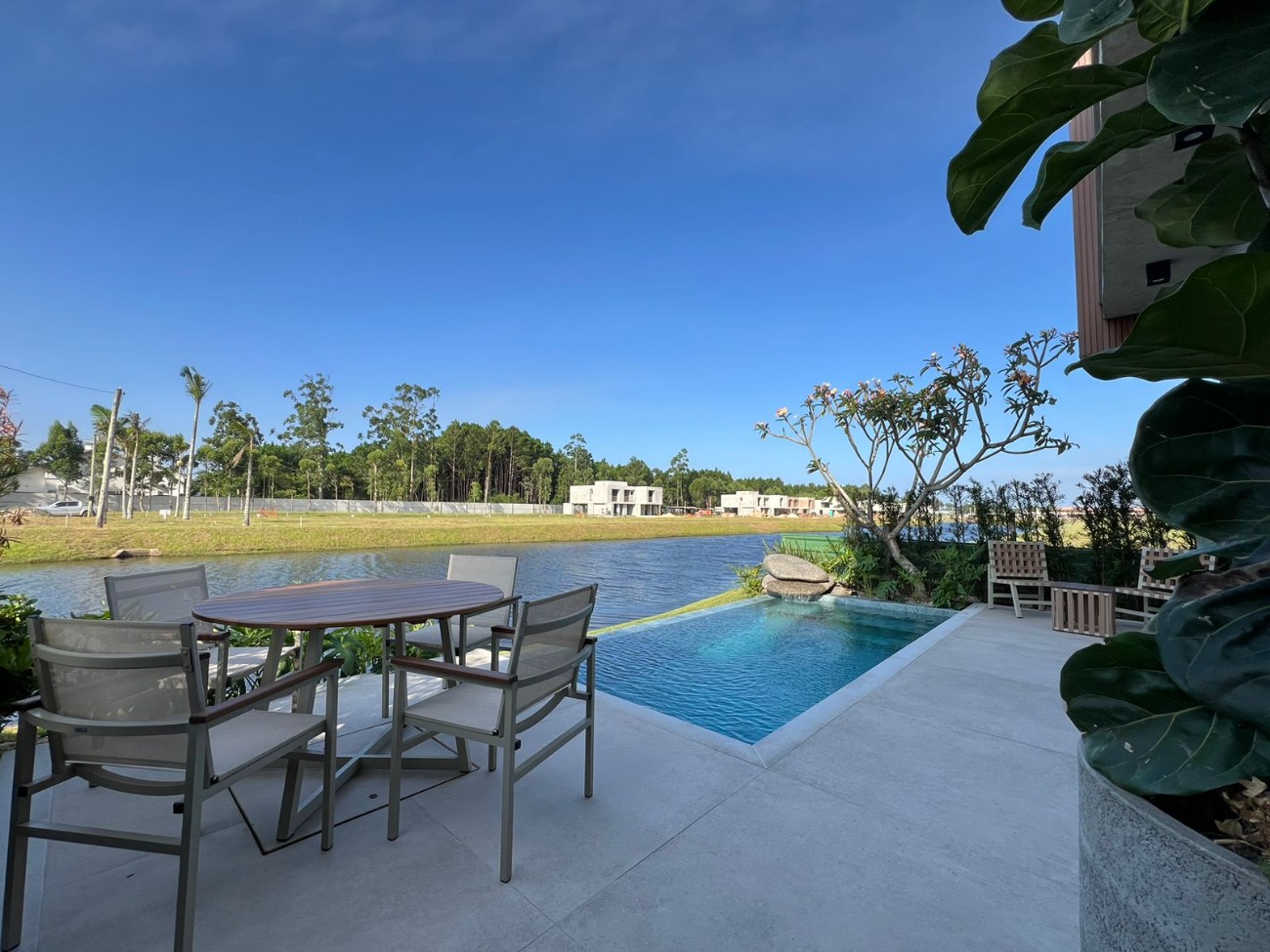 Imagem do imóvel Casa em condomínio 4 dormitórios para aluguel, Atlântida em Xangri-lá referência 305589