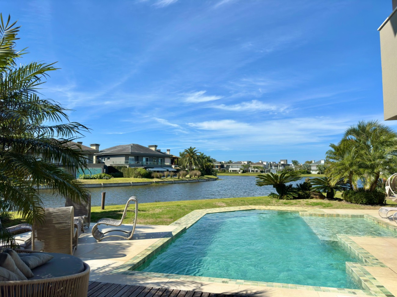 Imagem do imóvel Casa em condomínio 4 dormitórios para aluguel, Atlântida em Xangri-lá referência 306407