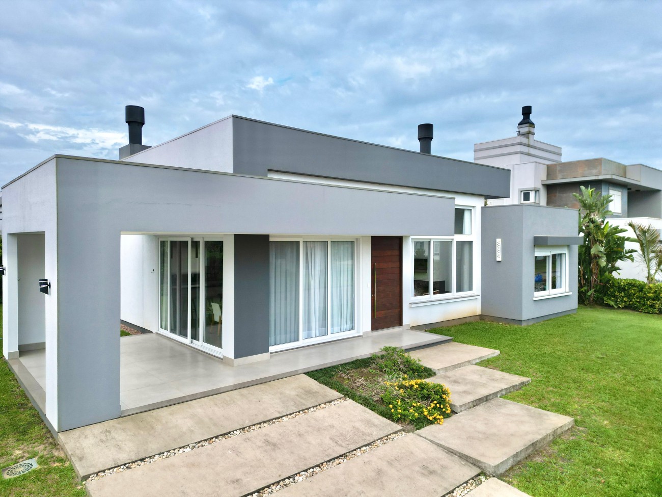 Imagem do imóvel Casa em condomínio 4 dormitórios para aluguel, Atlântida Sul em Osório referência 306563