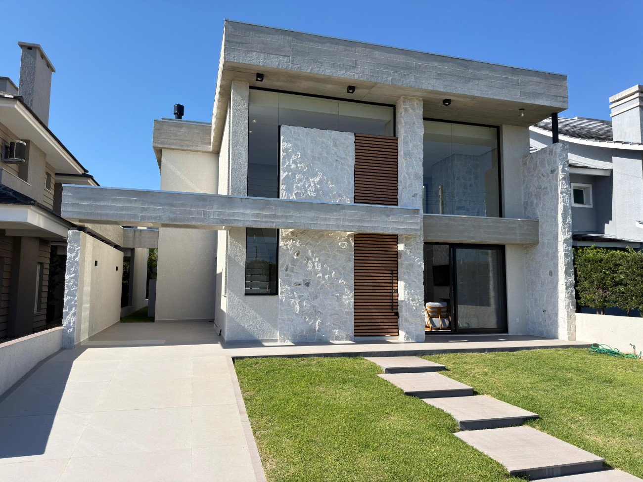 Imagem do imóvel Casa em condomínio 5 dormitórios para aluguel, Zona Nova em Capão Da Canoa referência 307791
