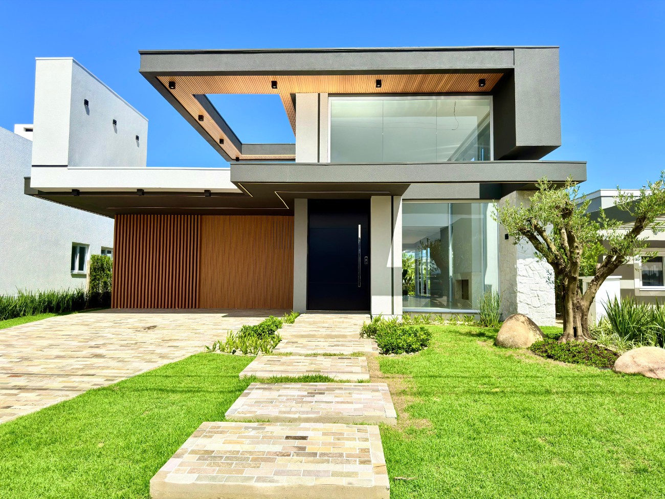 Imagem do imóvel Casa em condomínio 4 dormitórios para aluguel, Zona Nova em Capão Da Canoa referência 307874
